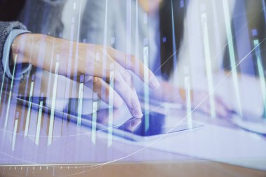 Önx grafik çizimine çifte maruz kalma ve kadın ve erkeğin birlikte çalışarak mobil bir cihaz kullanması. Ticaret konsepti.