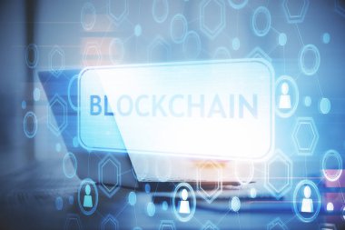 Engelleme zinciri ve kripto ekonomi temalı hologram ve bilgisayar geçmişi olan bir masa. Bitcoin kripto para kavramı.