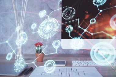 Sosyal ağ hologramıyla birlikte bilgisayar masaüstünde. Çifte maruziyet. Uluslararası insan ilişkileri kavramı.