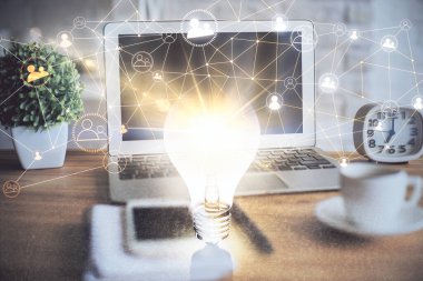 Sosyal ağ hologramıyla birlikte bilgisayar masaüstünde. Çifte maruziyet. Uluslararası insan ilişkileri kavramı.