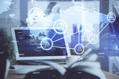 Sosyal ağ hologramıyla birlikte bilgisayar masaüstünde. Çifte maruziyet. Uluslararası insan ilişkileri kavramı.