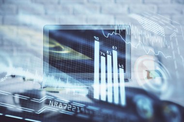 Bilgisayar, teknoloji temalı hologramla birlikte ofiste. Çifte maruziyet. Teknoloji kavramı.