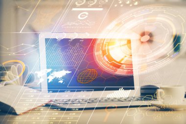 Masaüstü bilgisayarı ve teknoloji temalı holograma çift pozlama. Yazılım geliştirme kavramı.