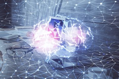 Bilgisayar ve beyin hologramı ile çalışma masasının çoklu açığı. Beyin fırtınası konsepti.