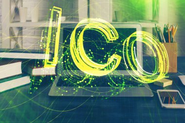 Blockchain temalı holograma ve bilgisayar arkaplanlı masaya çoklu maruz kalma. Bitcoin şifreleme para birimi kavramı.