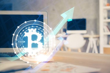 Blockchain temalı holograma ve bilgisayar arkaplanlı masaya çoklu maruz kalma. Bitcoin şifreleme para birimi kavramı.