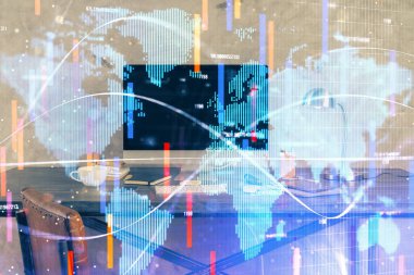 İş teması simgelerinin çoklu pozlandırılması ve bilgisayar geçmişi olan masa. Başarı kavramı.