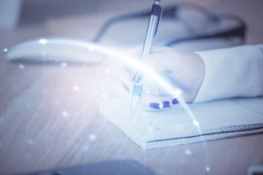 Sosyal ağ temalı hologram ellerin not almasından üstündür. Küresel uluslararası insan kavramı bağlanıyor. Çift pozlama