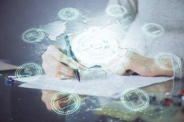 Sosyal ağ temalı hologram ellerin not almasından üstündür. Küresel uluslararası insan kavramı bağlanıyor. Çift pozlama