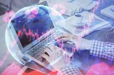 Arka planda dizüstü bilgisayarda çalışan iş adamlarının çoklu pozları. Uluslararası iş hologramı önde. Başarı kavramı.