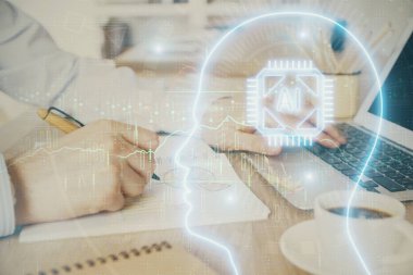 Adam klavyede beyin hologramıyla yazı yazıyor. Büyük Data kavramı. Çift pozlama.