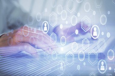 Sosyal ağ temalı hologramda iş adamı arka planda bilgisayar üzerinde çalışıyor. Çoklu pozlama.