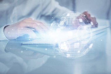 Sosyal ağ temalı hologramda iş adamı arka planda bilgisayar üzerinde çalışıyor. Çoklu pozlama.