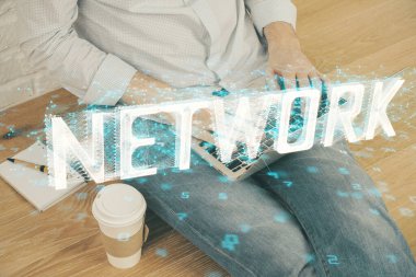 Bilgisayar geçmişi üzerinde çalışan bir adamla çok sayıda teknolojik holograma maruz kalma. Büyük veri kavramı.