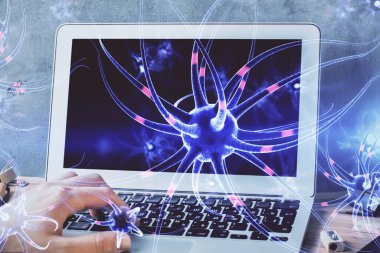 Nöron hologramı, arka planda bilgisayarla çalışan bir adam. Eğitim konsepti. Çift pozlama.