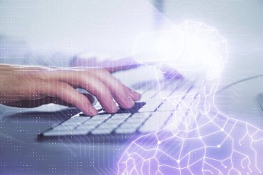 Arka planda bilgisayarla çalışan bir adamla AR hologramı. Gelişmiş gerçeklik kavramı. Çift pozlama.