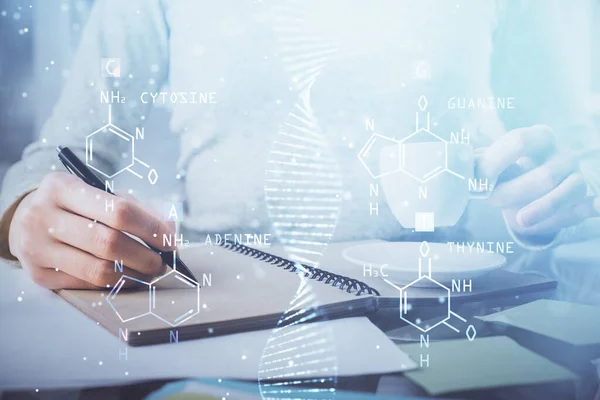 Hologram s tématem DNA nad ženskýma rukama a psaním pozadí. Pojem vzdělání. Dvojitá expozice — Stock fotografie