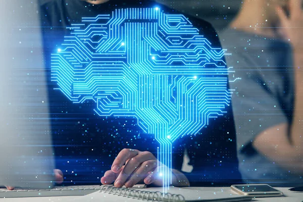 Geschäftsmann mit Computerhintergrund mit Hologramm zum Thema Gehirn. Konzept des Brainstormings. Mehrfachbelichtung. — Stockfoto