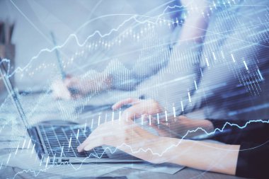 Bilgisayarda ve finansal grafik hologramında yazı yazan kadın ellerine çok maruz kalmış. Borsa analizi kavramı.