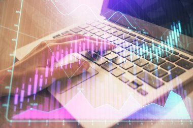 Bilgisayarda ve ön x grafik hologram çiziminde kadın eli yazarken çift pozlama. Borsa analizi kavramı.