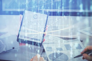 Erkeklerin el ele tutuşup dijital bir cihaz ve veri temalı hologram çizimi kullanırken çift pozlama. Teknoloji konsepti.