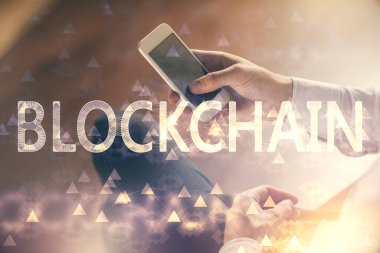 Erkeklerin el ele tutuşmalarının ve telefon ve kripto para birimi engelleme teması çiziminin iki kez görüntülenmesi.