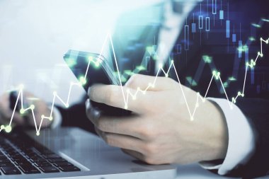 Erkeklerin el ele tutuşup dijital telefon ve forx grafik çizimleri kullanırken birden fazla pozlama. Finansal piyasa kavramı.