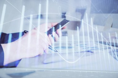 Bir adamın elini tutarken ve bir telefon ve finansal grafik çizimi kullanırken çift pozlama. Analiz kavramı.