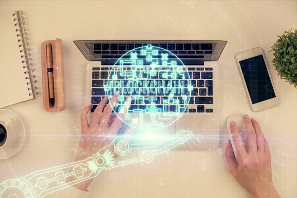 コンピュータとブロックチェーンをテーマにしたホログラムドローイングに取り組む女性の手の二重露出。トップビュー。ビットコイン暗号通貨の概念. — ストック写真