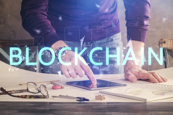 Dobbelt eksponering af mans hænder holder og ved hjælp af en telefon og krypto valuta blockchain tema tegning. - Stock-foto