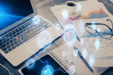 Arkaplanda bilgisayar ve veri teması çizimi olan tablonun çifte pozlandırılması. Yenilik kavramı.