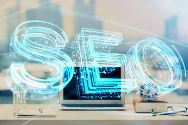 Bilgisayar ve seo çizim hologramı olan bir masanın çifte görüntüsü. Arama optimizasyon kavramı.