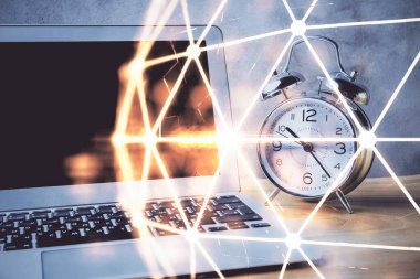 Sosyal ağ hologramıyla birlikte bilgisayar masaüstünde. Çifte maruziyet. Uluslararası insan ilişkileri kavramı.