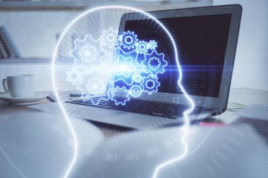 Bilgisayar ve beyin hologramı ile çalışma masasının çoklu açığı. Beyin fırtınası konsepti.