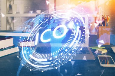 Blockchain temalı holograma ve bilgisayar arkaplanlı masaya çoklu maruz kalma. Bitcoin şifreleme para birimi kavramı.