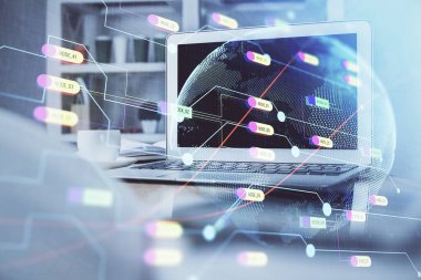 Bilgisayarlı ve dünya haritalı hologramlı çok katlı bir tablo. Uluslararası veri ağı kavramı.