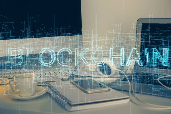 Multi blootstelling van blockchain thema hologram en tafel met computer achtergrond. Concept van Bitcoin crypto valuta. — Stockfoto