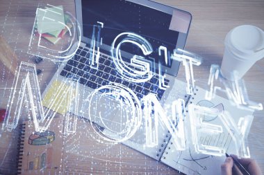 Arka planda notlarla çalışan adamlar. Kripto para ve finans kavramı.