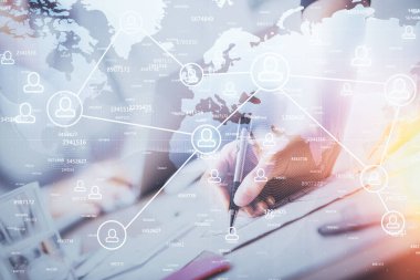 Sosyal ağ temalı hologram ellerin not almasından üstündür. Küresel uluslararası insan kavramı bağlanıyor. Çift pozlama