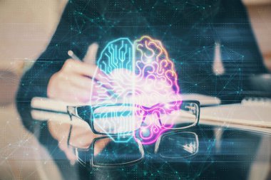 Arka planda beyin hologramıyla el yazısının iki katına çıkarılması. Öğrenme kavramı.