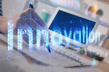 Dijital kodlama simgeleriyle notlar alan ellere çift pozlama. Bilgisayar öğrenme kavramı.