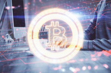 Arka planda bilgisayar üzerinde çalışan bir iş adamıyla engelleme temalı Hud. Kripto zinciri kavramı. Çoklu pozlama.