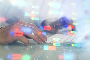 Bilgisayar geçmişi üzerinde çalışan bir adamla çok sayıda teknolojik çizime maruz kalmış. Yenilik kavramı.