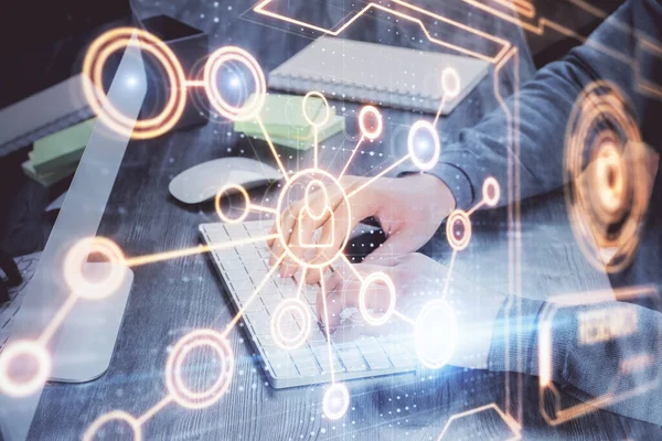 Holograma del tema de la red de medios con el hombre trabajando en la computadora en segundo plano. Concepto de comunicación por Internet. Doble exposición . — Foto de Stock