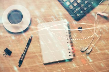 Forx grafik çizimi ve çalışma masası üst veiw çoklu pozlama. Mali analiz kavramı.