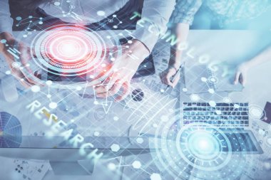 Kadın ve erkeğin birlikte çalışması ve veri temalı hologram çizimi. Bilgisayar arkaplanı. Üst Görünüm.