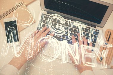 Bilgisayarda çalışan kadın elleri ve engelleme temalı hologram çizimleri. Üst Manzara. Bitcoin kripto para birimi kavramı.