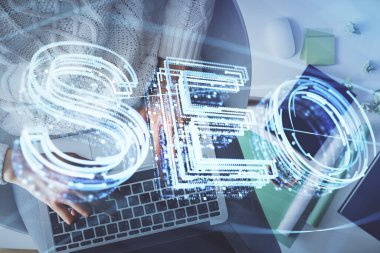 Bilgisayar ve SEO hologram çizimleri üzerinde çalışan kadın elleri çift pozlama. Üst Manzara. Arama optimizasyon kavramı.