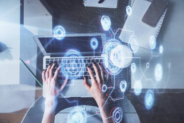 Bilgisayar ve veri temalı hologram çizimlerinde çalışan kadın elleri çift pozlama. Üst Manzara. Teknoloji konsepti.