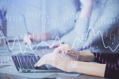 Bilgisayarda ve finansal grafik hologramında yazı yazan kadın ellerine çok maruz kalmış. Borsa analizi kavramı.